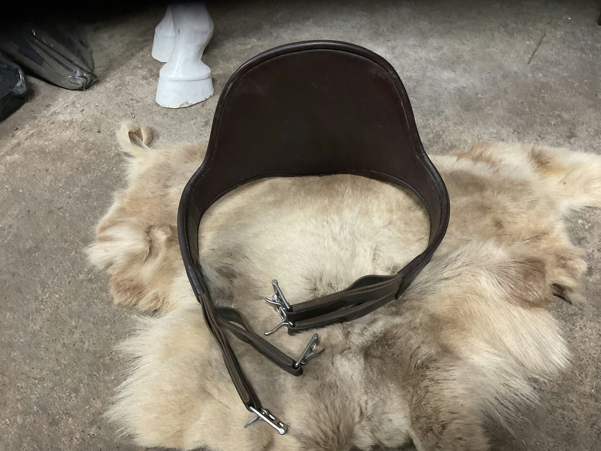 Sadelgjord med magplatta, brun, 130 cm, fint skick