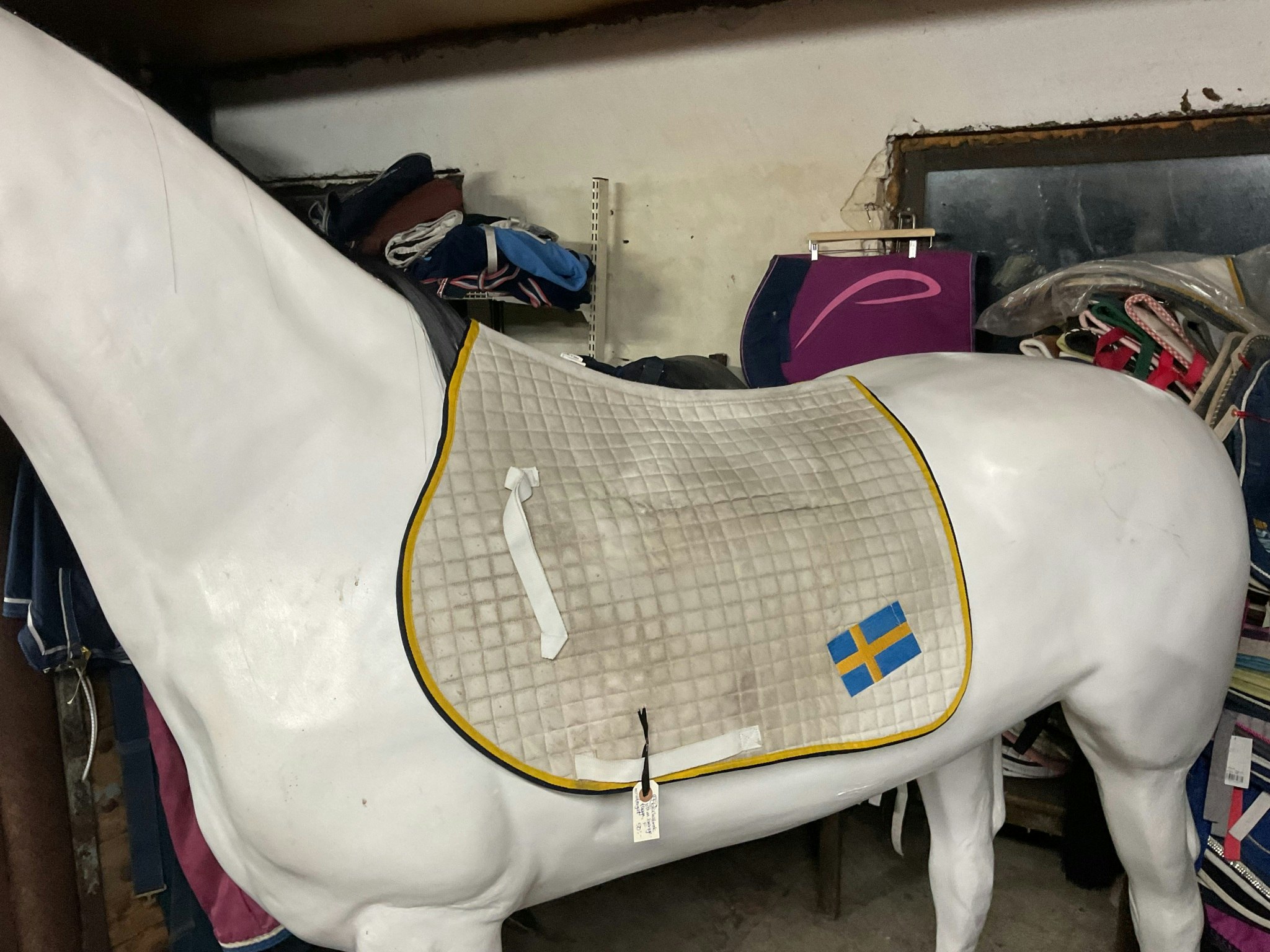 Schabrak vitt med sverigeflagga, F, missfärgat