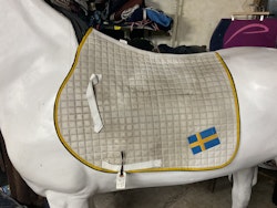 Schabrak vitt med sverigeflagga, F, missfärgat