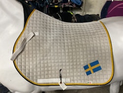 Equiline schabrak, vitt, ngn fläck, med sverigeflagga, F