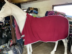 Fleecetäcke, vinrött, 135 cm