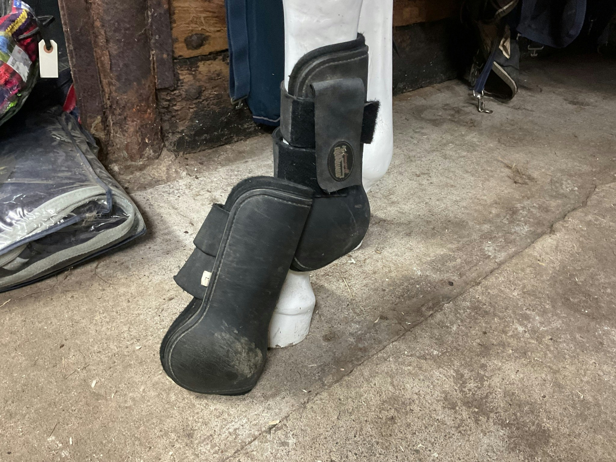 Equiguard frambensskydd, svarta, L