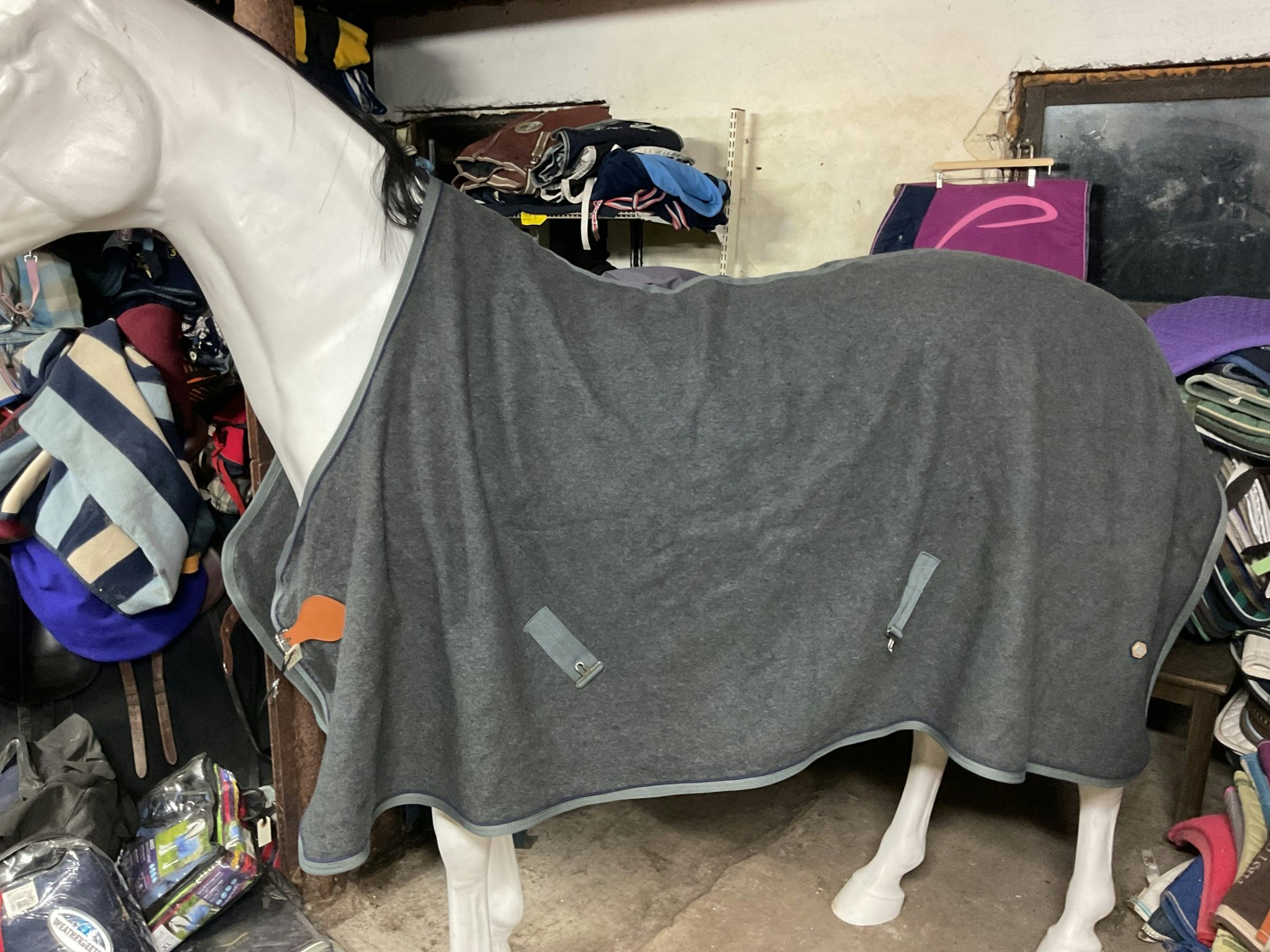 Alma get the gallop, ulltäcke, grått, 165 cm, nytt, ett litet hål, fattas kryssgjordar