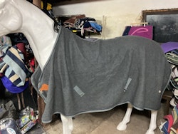 Alma get the gallop, ulltäcke, grått, 165 cm, nytt, ett litet hål, fattas kryssgjordar