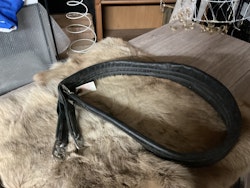 Sadelgjord svart, 130 cm, lite sliten