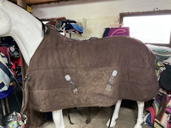 Equiline stalltäcke, otvättat, brunt, 300 gr, 155 cm, ett hål