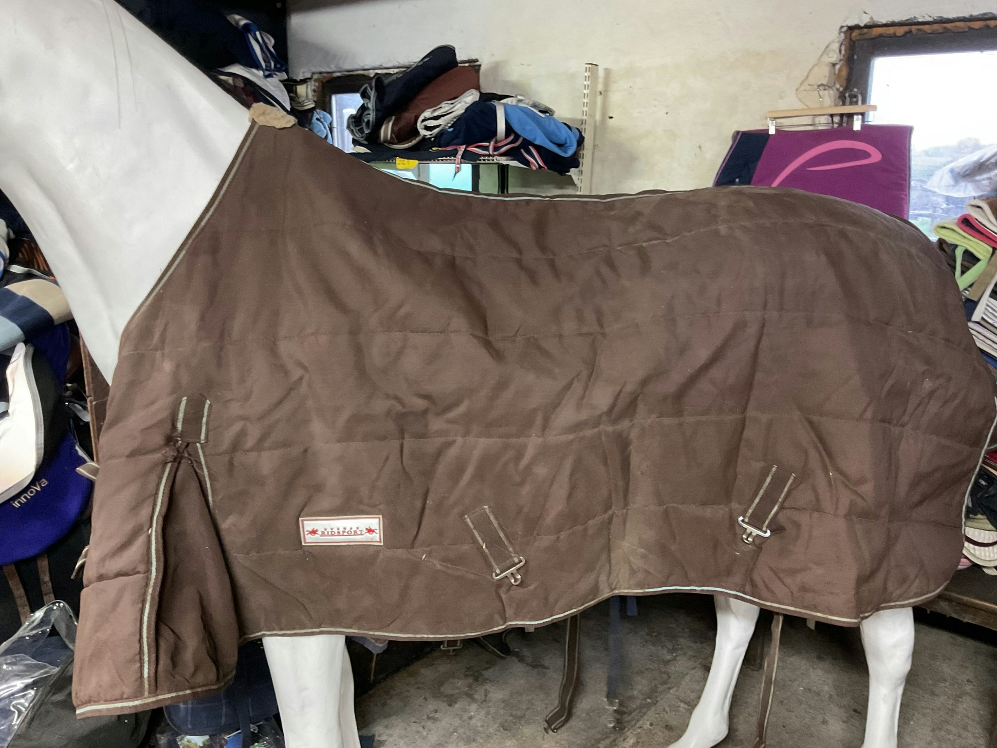 Svensk ridsport täcke, brunt, 250 gr, 145 cm, 2 hål, otvättat