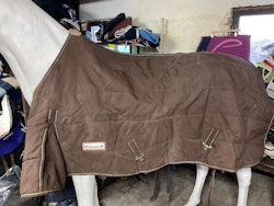 Svensk ridsport täcke, brunt, 250 gr, 145 cm, 2 hål, otvättat