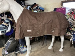 Svensk ridsport täcke, brunt, 250 gr, 145 cm, 2 hål, otvättat