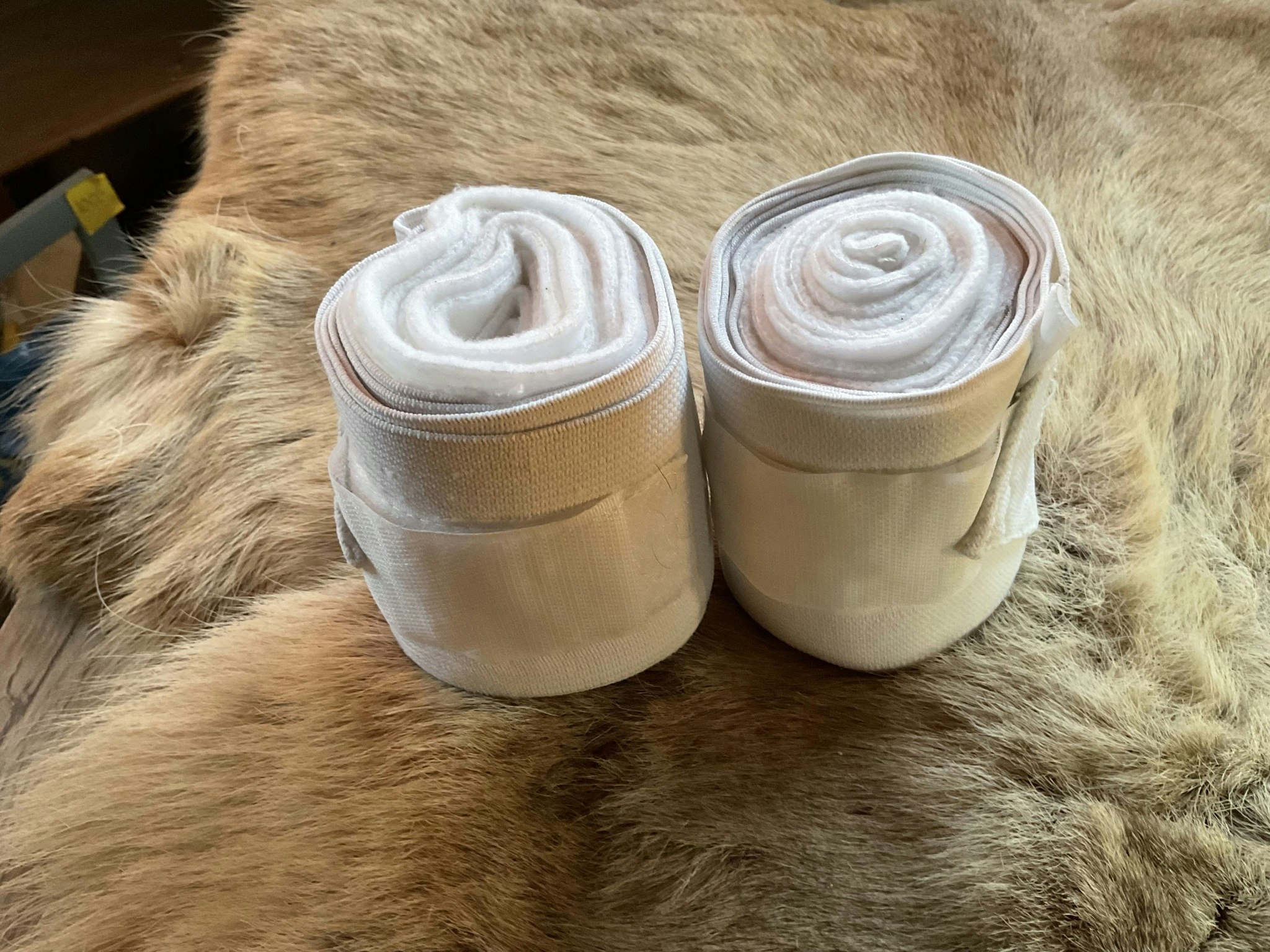 Vita benlindor, fleece med elastiskt i slutet, 2-pack