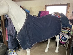 Fleecetäcke, 125 cm, blått, otvättat, ett hål