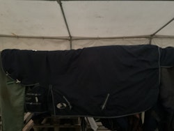 Onehorse utetäcke med hals, ca 300 gr, 125 cm, slit-och slängtäcke