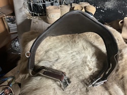 Sadelgjord med magplatta, brun, 110 cm