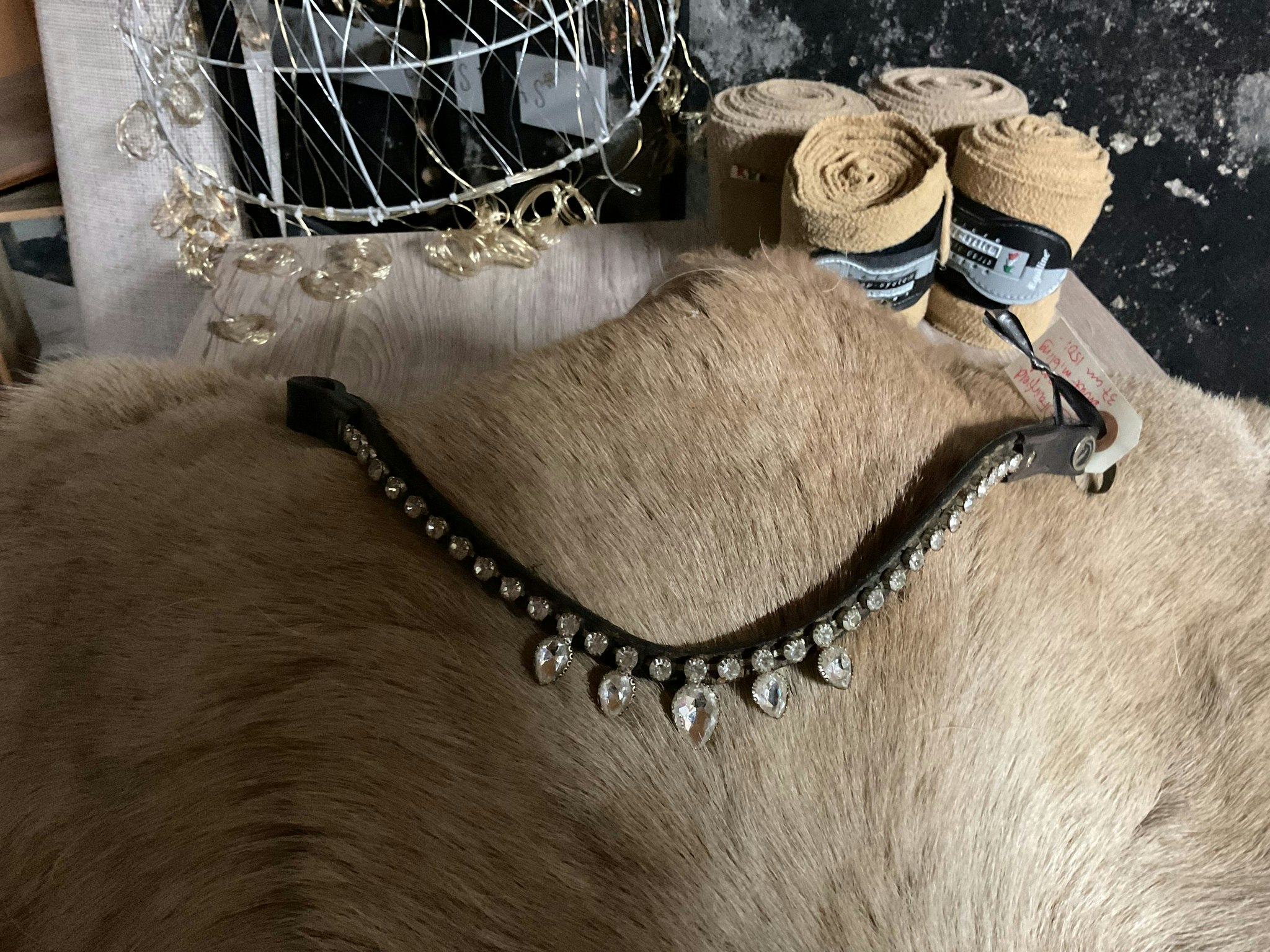 Fairfield pannband, brunt med bling, 37 cm