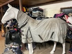 Shires täcke, 140 cm, ca 250 gr, lite skavanker