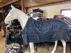 Stalltäcke, 145 cm, ca 300 gr, ngr hål