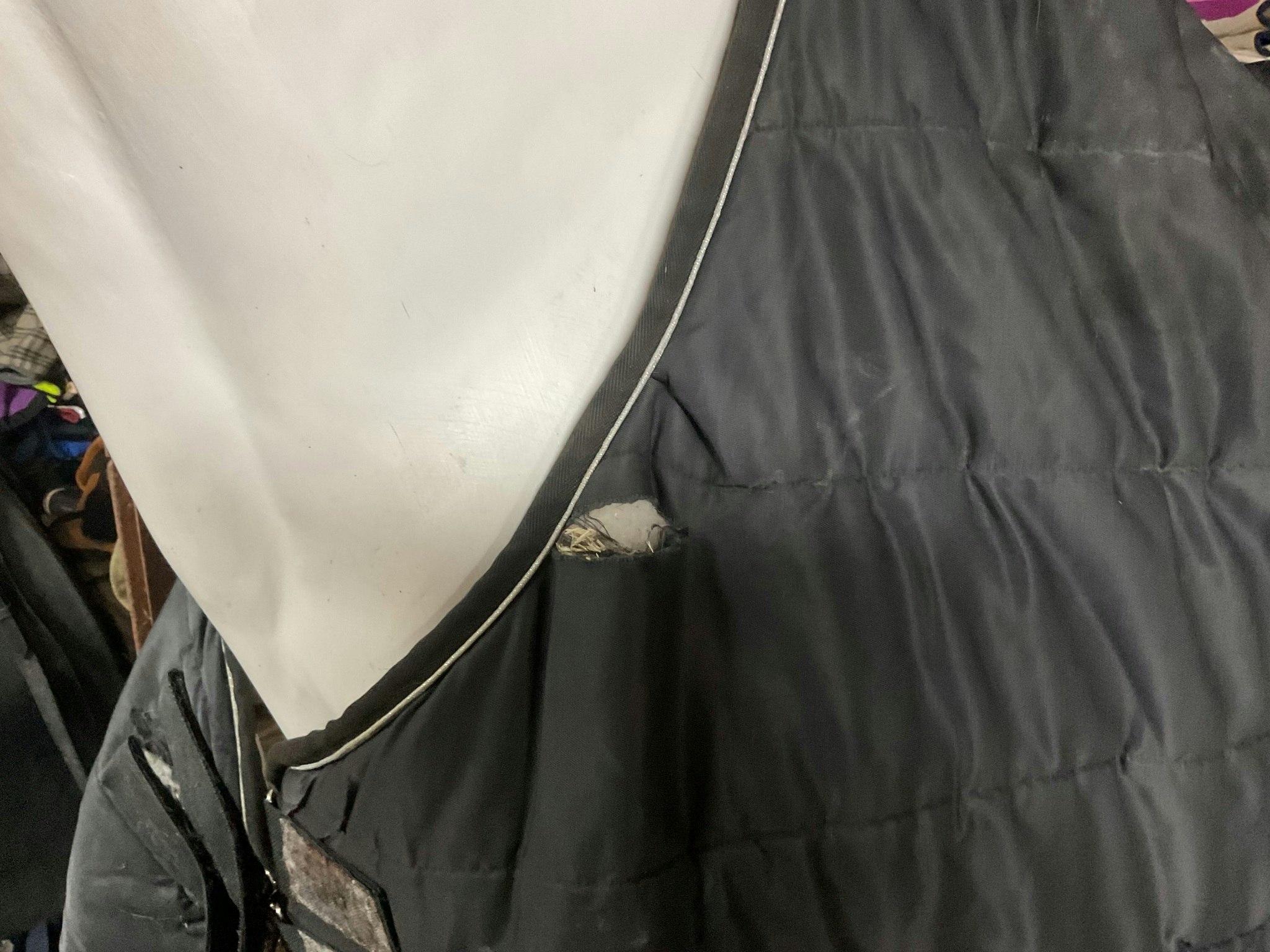 Stalltäcke, 145 cm, ngr hål, ca 300 gr