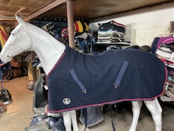 Top equestrian wear, ulltäcke, blått, 145 cm, ngt litet hål
