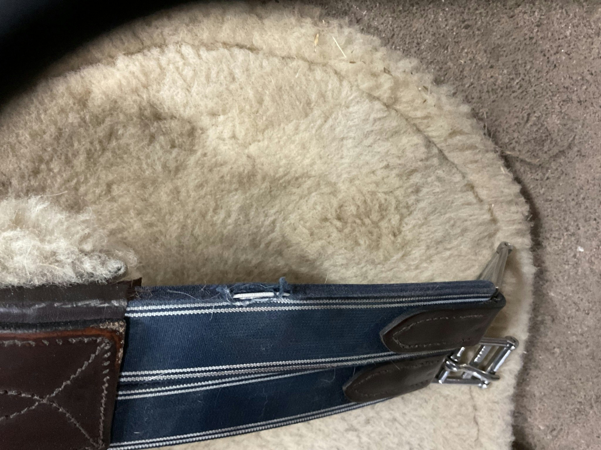 Exponia x2,sadelgjord med magplatta,avtagbart fluff,brun,140 cm,en liten reva