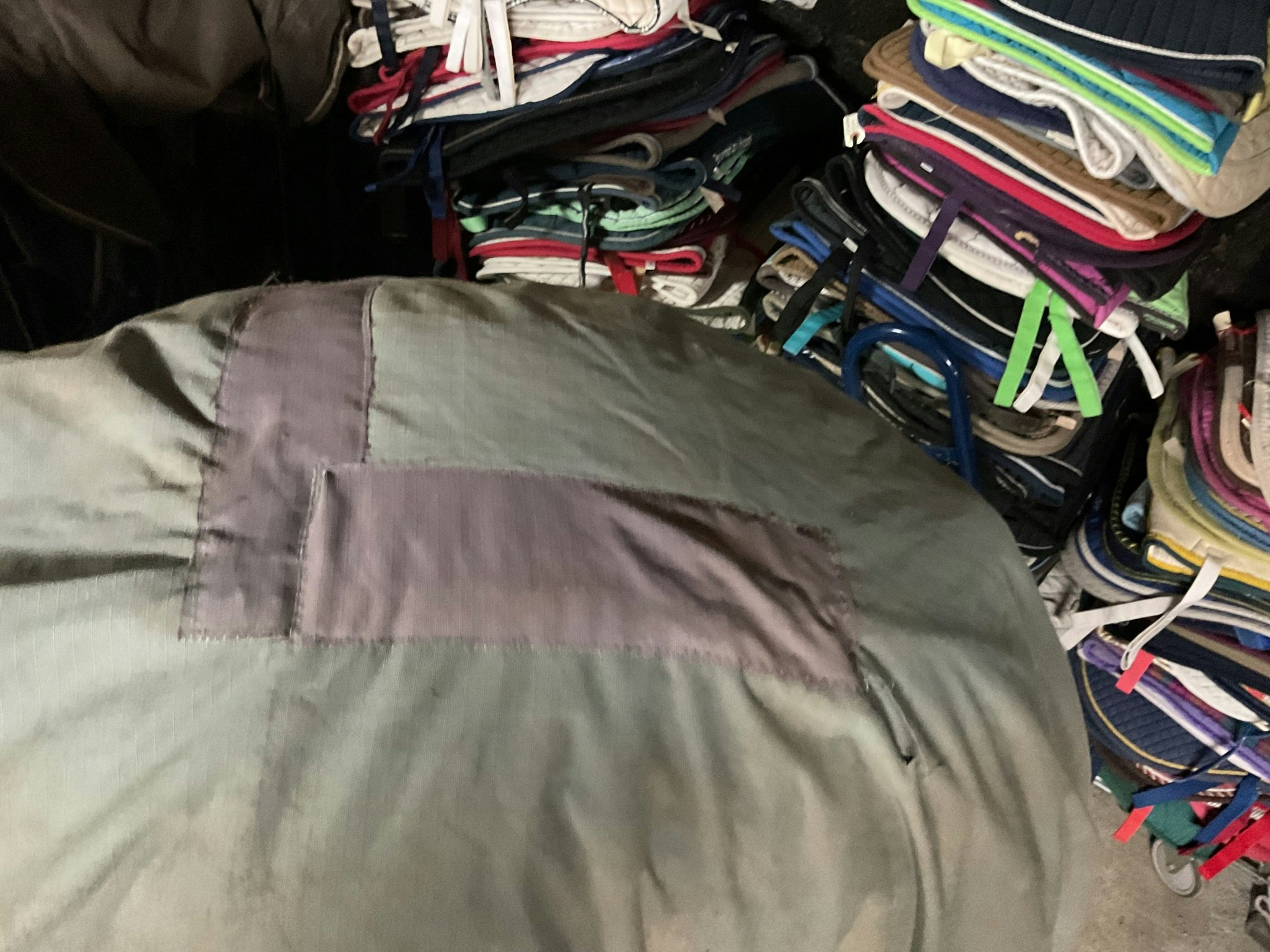 Täcke, 155 cm, lagat, ett hål, ca 200 gr