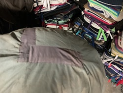 Täcke, 155 cm, lagat, ett hål, ca 200 gr