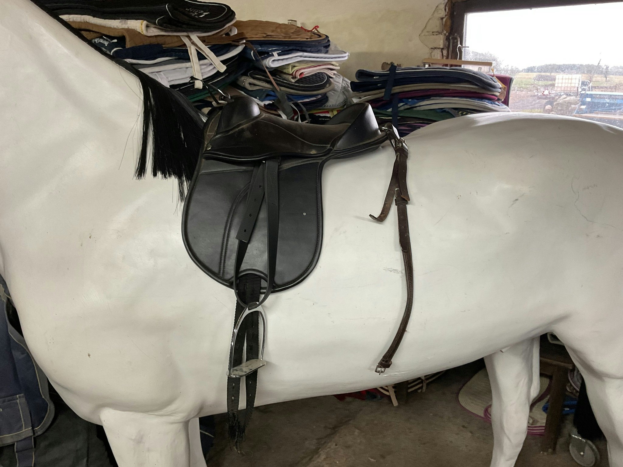 Barnsadel inkl stigbyglar,svansrem, sadelgjord