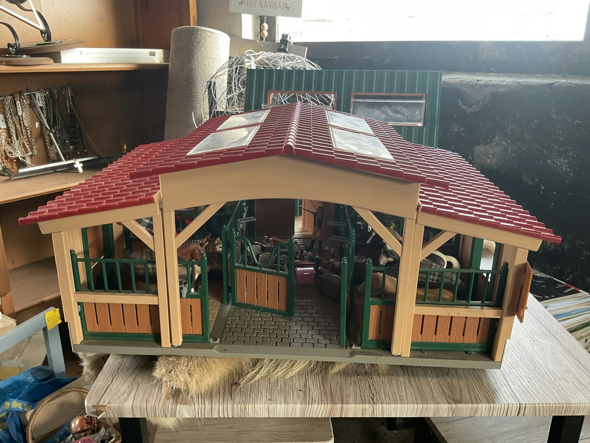 Schleichstall,2 olika tak,det gröna fattas en stolpe,inkl 13 hästar,6 personer,4 sadlar,två sopborstar, en höbal,en rykt låda