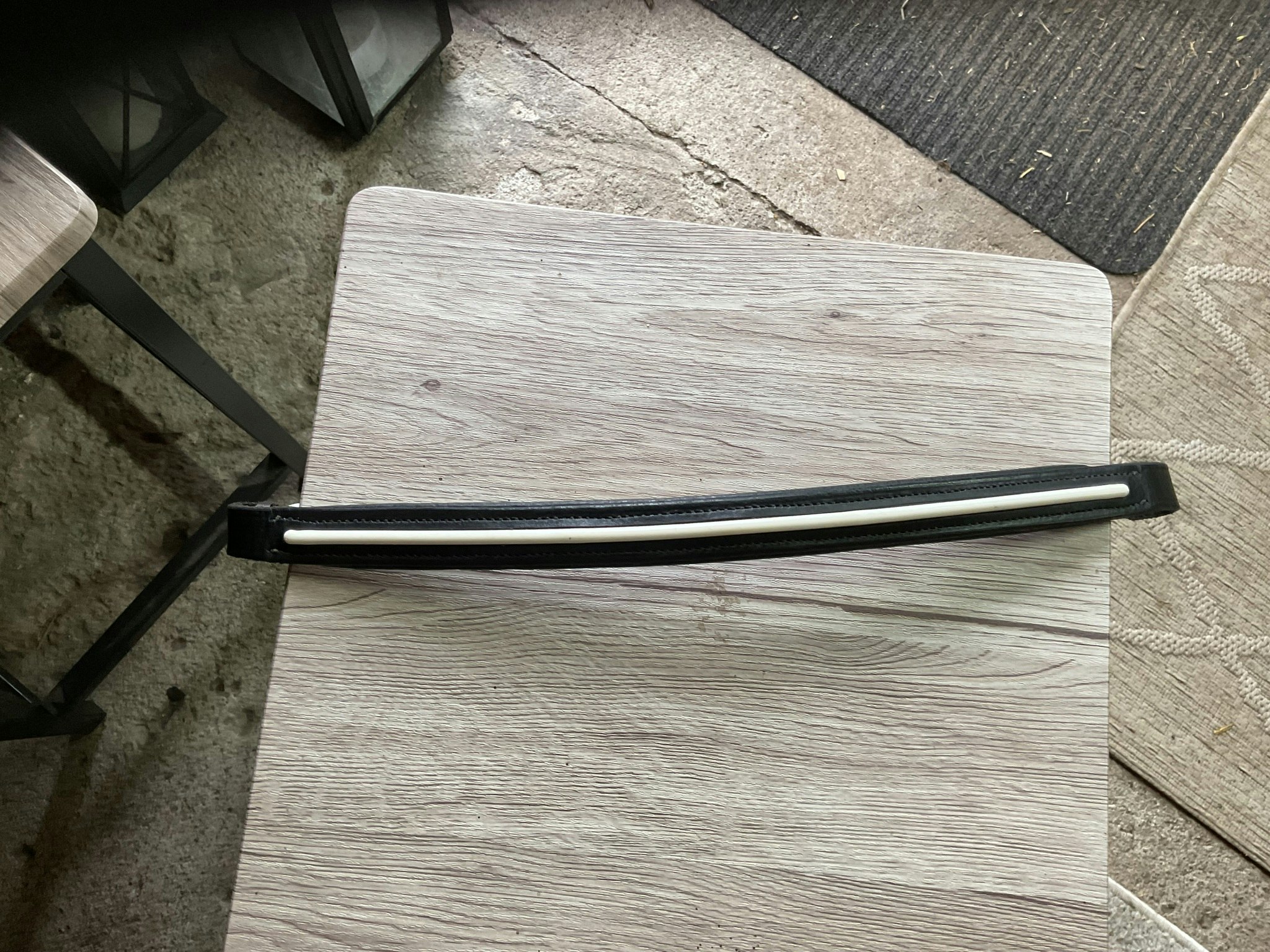 Pannband 41 cm, svart med vit rand