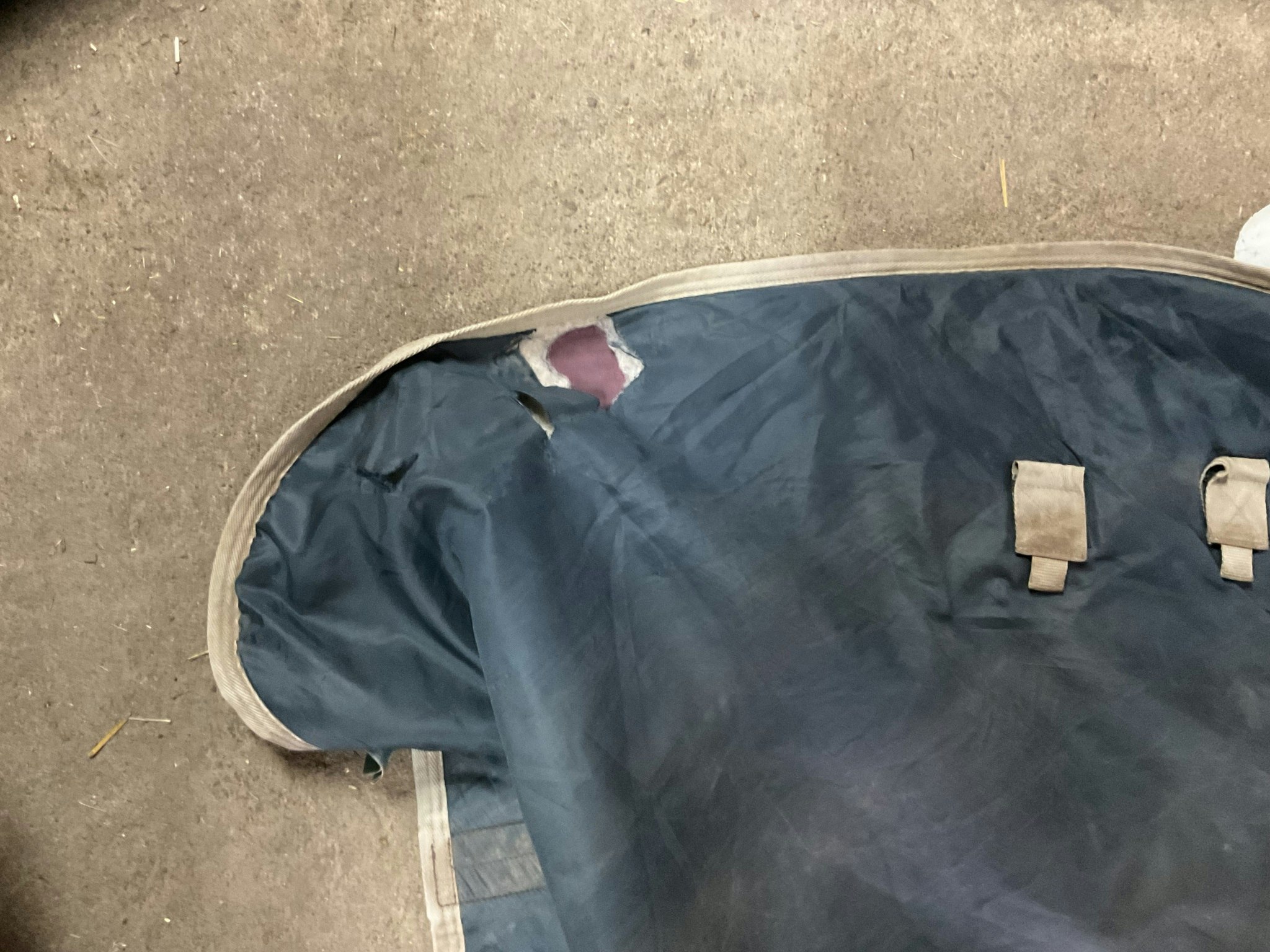 Amigo halstäcke,XL,vinrött, 150 gr,två revor insidan