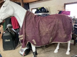 Amigo vintertäcke,vinrött, 200 gr, sytt på två ställen, 160 cm