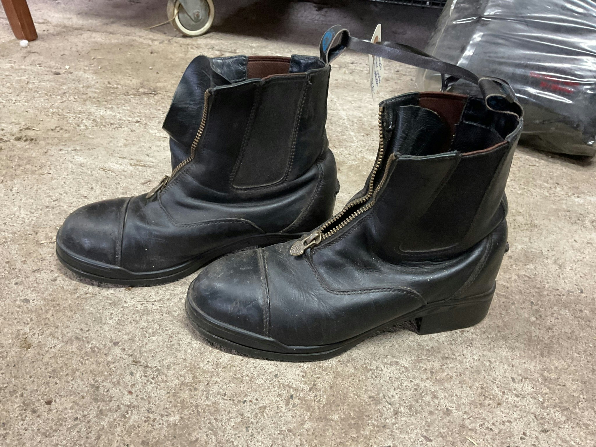 Ariat ridskor,svarta,stålhätta, stl 36m