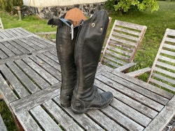 Ariat ridstövlar,stl 36,5 svarta, ett snöre fattas ena stöveln, ena blixtlåset bytt