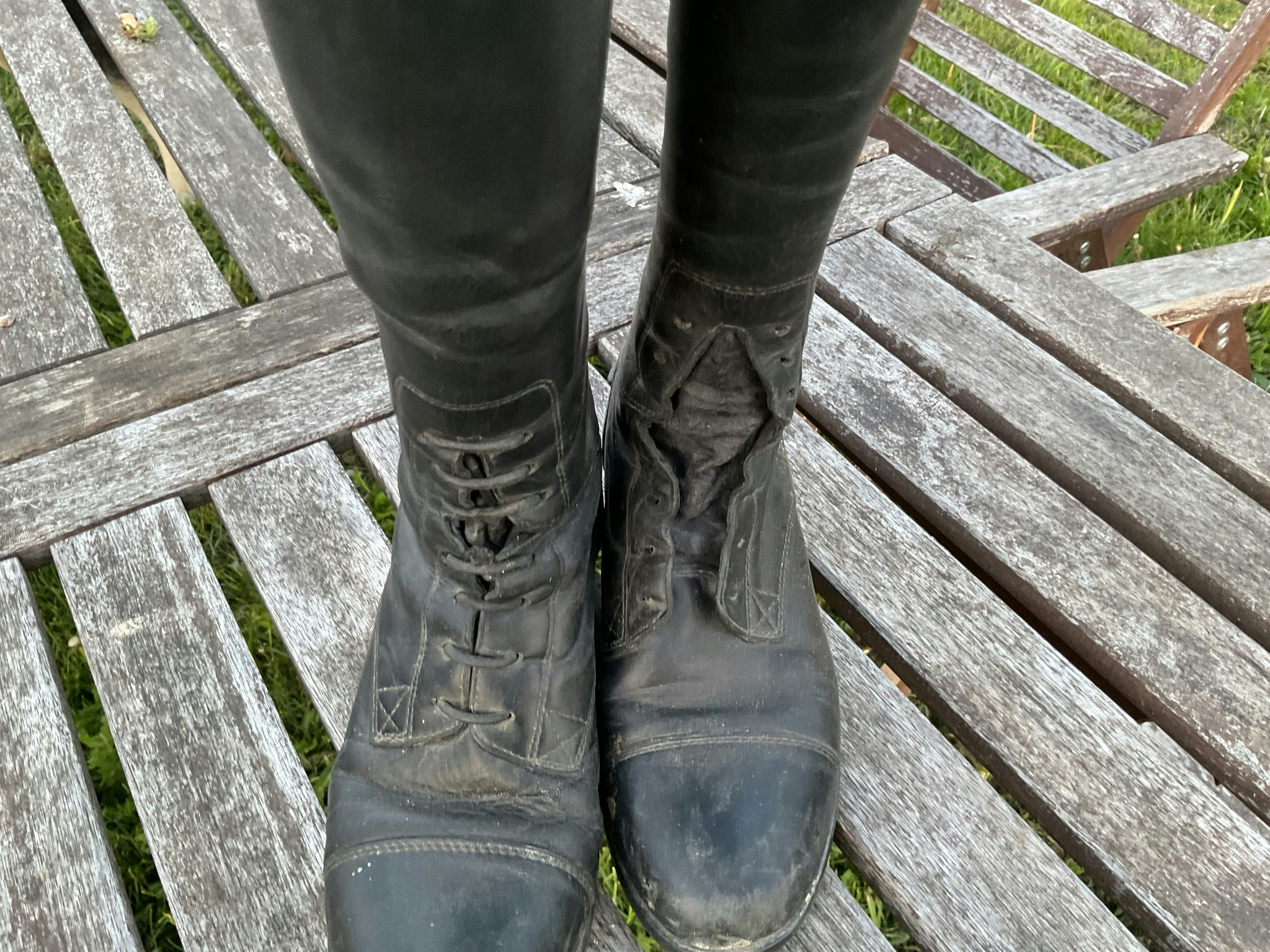 Ariat ridstövlar,stl 36,5 svarta, ett snöre fattas ena stöveln, ena blixtlåset bytt