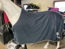 Amigo fleecetäcke,145 cm, blått, ett hål