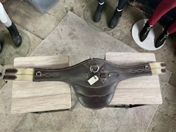 Lippo sadelgjord 110 cm, brun med magplatta
