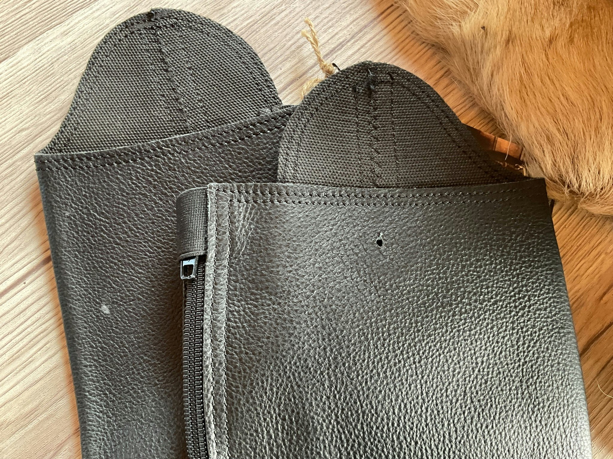 Jacson pioneer shortchaps,svarta,stl m,ett litet hål,nya