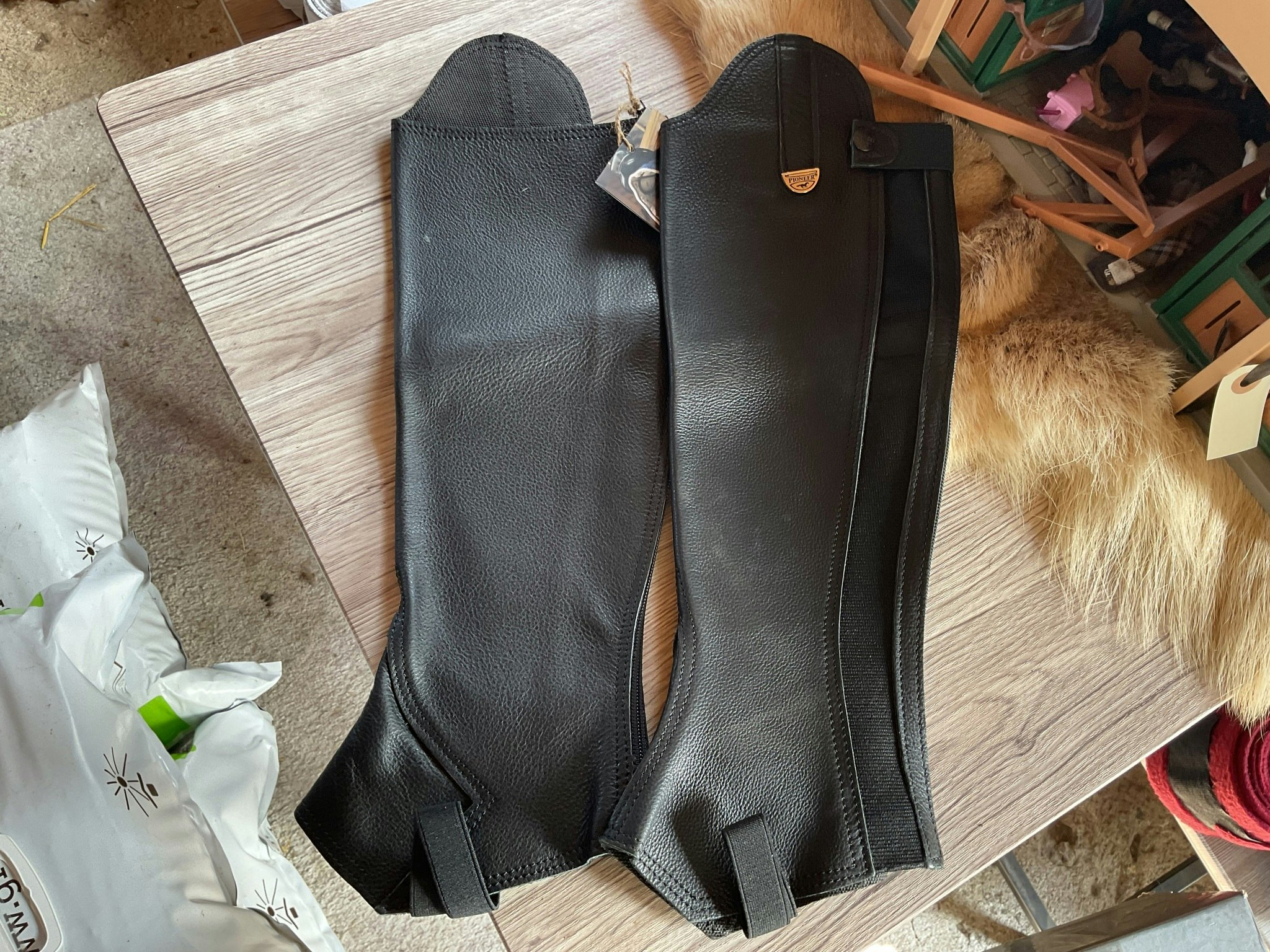 Jacson pioneer shortchaps,svarta,stl m,ett litet hål,nya