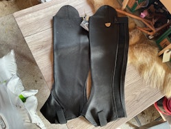 Jacson pioneer shortchaps,svarta,stl m,ett litet hål,nya
