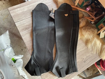 Jacson pioneer shortchaps,svarta,stl m,ett litet hål,nya