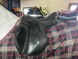 Griffin svart sadel, 17,5”, normal mot vid