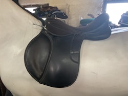 Hi-Lite sadel,svart,18,5”, ett hål, N mot wid