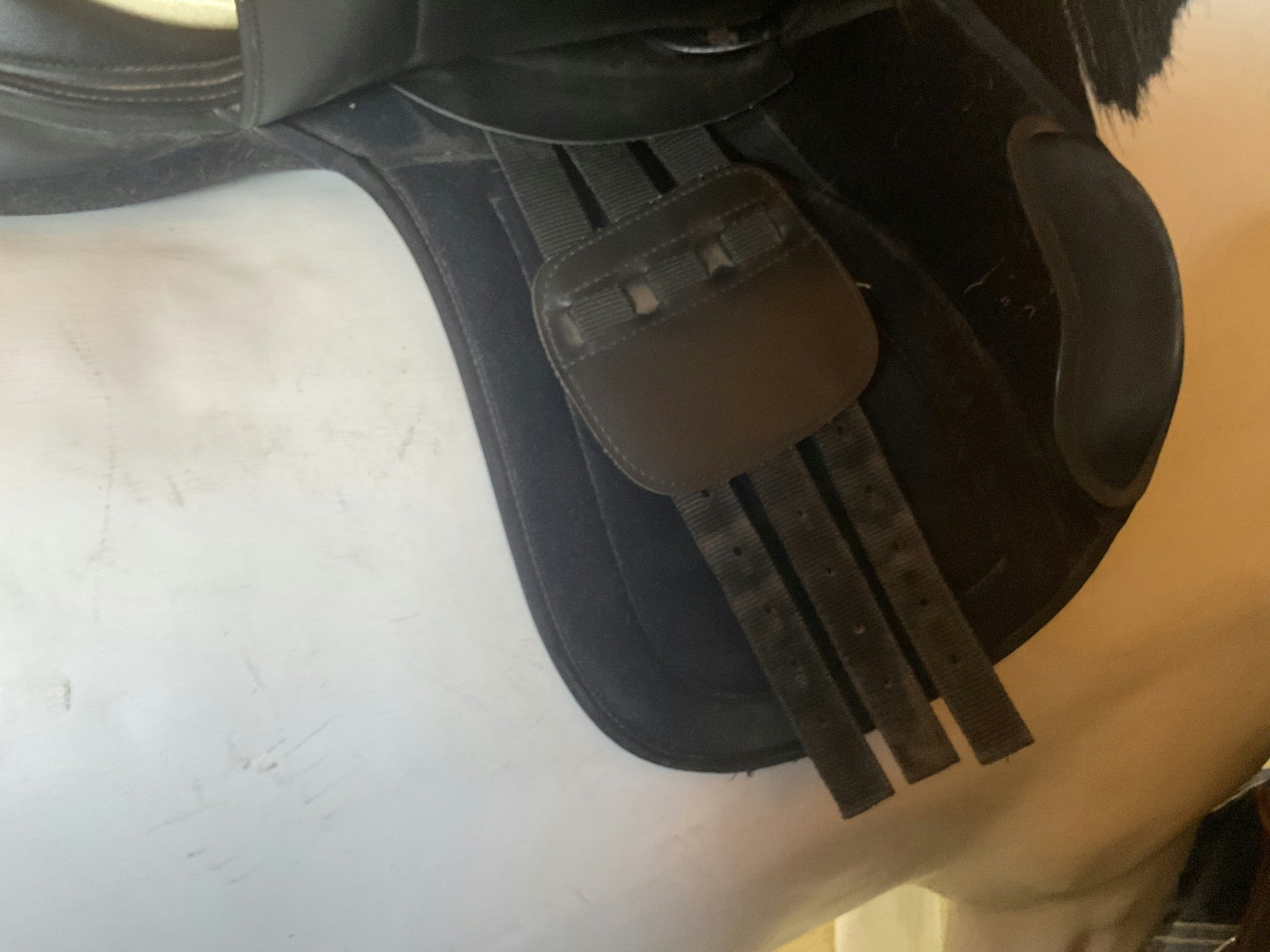 Hi-Lite sadel,svart,18,5”, ett hål, N mot wid