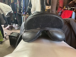 Hi-Lite sadel,svart,18,5”, ett hål, N mot wid