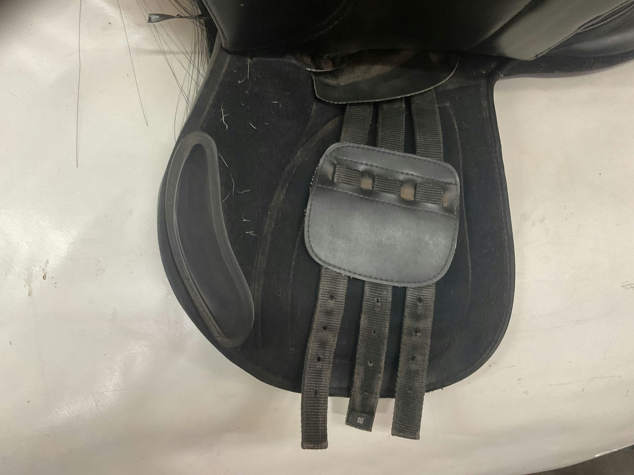 Hi-Lite sadel,svart,18,5”, ett hål, N mot wid