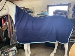 Fleecetäcke,140 cm, med helhals,blått