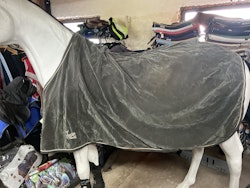 Täcke, sammet utanpå,grått, 135 cm