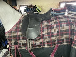 Clarisge house,dressyrsadel, 17,5”, svart, 31 bom, släppt en söm