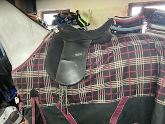 Clarisge house,dressyrsadel, 17,5”, svart, 31 bom, släppt en söm