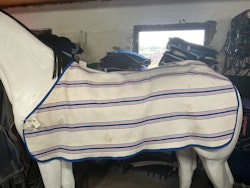 Hansbo täcke, fläckar,110 cm,