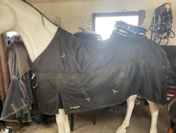 Equiline turnout rug ,täcke, svart,stl m, ca 100 gr
